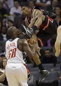 Emeka Okafor (50), de Charlotte, recibe una falta de Tyrus Thomas, de Chicago