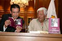 El gobernador de Coahuila, Humberto Moreira Valdés, hojea el libro dedicado a la vida de Antonio Martínez, distribuidor de periódicos en el Centro Histórico de Saltillo desde hace más de 54 años, dentro de la colección Nuestra Gente. La Bola es repartidor de  en la capital del estado