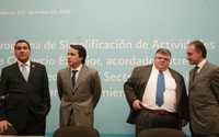 Ismael Plascencia, de la Concamin; Gerardo Ruiz, secretario de Economía; Agustín Carstens, titular de Hacienda, y Miguel Marón, de Canacintra, durante la firma de un convenio de simplificación para el comercio exterior entre las secretarías de Economía y Hacienda y el Consejo Coordinador Empresarial