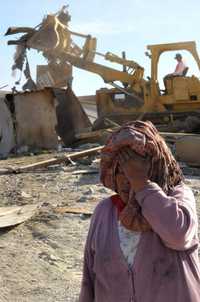 Una mujer llora tras ser desalojada de la humilde casa que habitaba en el predio de la colonia Candelarias, al oriente de Saltillo, Coahuila. En el operativo participaron más de 500 policías federales, estatales y municipales y se utilizó maquinaria pesada