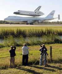 El transbordador Endeavour regresa al Centro Espacial Kennedy, el pasado 12 de diciembre sobre un 747, después de una misión en la Estación Espacial Internacional