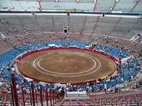 Una cosa es haber sacado a la gente de la plaza por una pobre oferta de espectáculo y otra, muy diferente, querer demoler el coso taurino más grande y cómodo del mundo