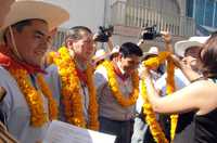 ENTRE DANZANTES. En el tradicional Paseo del Pendón, en el que se pueden contemplar 180 danzas regionales y al que acuden miles de paseantes en la ciudad de Chilpancingo, Guerrero, estuvieron el gobernador, Zeferino Torreblanca Galindo; el alcalde anfitrión, Mario Moreno Arcos, y el presidente del patronato de las fiestas, Francisco Osorio