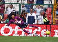 Guillermo Ochoa (en imagen de archivo) participó en un partido en beneficio de la niñez iraquí