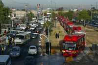 La semana pasada, el jefe de Gobierno del Distrito Federal, Marcelo Ebrard Casaubon, puso en operación la línea 2 del Metrobús, que conecta la zona poniente de la capital con la oriente, de Tacubaya a Tepalcates