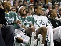 Sam Cassell, Paul Pierce, Patrick O’Bryant y Ray Allen, contentos por la buena racha de Boston