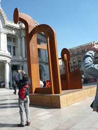 Esculturas de Gilberto Aceves Navarro en la explanada del Palacio de Bellas Artes