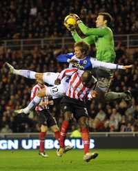 El portero Marton Fulop, del Sunderland, evita la anotación del Blackburn, en partido del torneo inglés