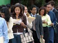 Analistas estiman que en diciembre se elevó el número de despedidos. En imagen de archivo, asistentes a una feria del empleo