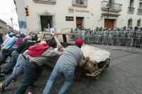 Simpatizantes de la APPO luego de una marcha hacia el zócalo de Oaxaca, donde se encontraron con efectivos de la Policía Federal Preventiva, el 5 de noviembre de 2006