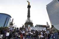 Simpatizantes de Andrés Manuel López Obrador realizaron en el Ángel de la Independencia su primera asamblea informativa de 2009