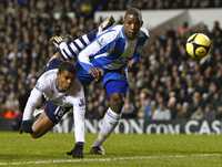 Frazier Campbell, del Tottenham (izquierda), disputa el esférico con Titus Bramble, del Wigan