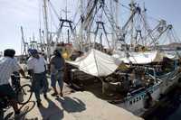 Embarcaciones camaroneras de Sinaloa siguen varadas en el puerto de Salina Cruz, Oaxaca, tras comenzar el jueves pasado al paro nacional pesquero en el que participan unas 2 mil embarcaciones del océano Pacífico y el Golfo de México