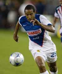 El chileno Jean Beausejour abrió el marcador en el primer clásico del año y se estrenó con la camiseta de las Águilas