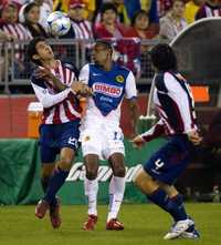 Robert de Pinho fue neutralizado por la zaga de Chivas en el clásico del Interliga