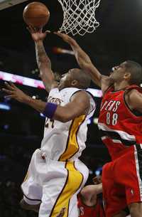 Kobe Bryant, de los Lakers, y Nicolas Batum, de los Trailblazers, disputan el balón durante la primera mitad del encuentro. Al final, Los Ángeles derrotó a Portland 100-86