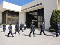 Elementos de la Policía Federal Preventiva vigilaron el aeropuerto internacional de San Luis Potosí, mientras personal especializado revisaba la aeronave de Mexicana-Click, que aterrizó de emergencia debido a una falsa amenaza de bomba