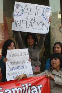 Manifestación frente a la Profeco en demanda del control de precios de la canasta básica