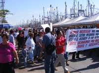 Marcha de pescadores y armadores en los corredores del muelle pesquero, en Mazatlán, para exigir la destitución del Comisionado Nacional de Pesca, Ramón Corral