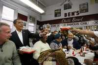 En su mensaje radiofónico y por Internet, el mandatario electo Barack Obama afirmó ayer que la recuperación económica será lenta. En la tarde comió en el famoso restaurante Ben’s Chili Bowl, en Washington