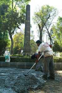 La Alameda de Tacubaya se encuentra en remodelación desde hace varios días, pero a decir de los vecinos se está destruyendo lo histórico del lugar al quitar bancas y modificar los pisos y la fuente, donde se ubica un obelisco que data de la época juarista