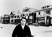 En 1960, Berry Gordy posa frente a Hitsville USA, sede original de su disquera Motown en Detroit.