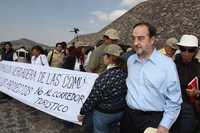 El director del INAH, Alfonso de Maria y Campos, a la derecha, ayer, durante el recorrido efectuado por diputados federales en Teotihuacán, que se desarrolló en medio de protestas contra el proyecto de luz y sonido en la zona prehispánica. El funcionario fungió de guía y defendió el montaje de Resplandor teotihuacano