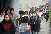 FILAS POR LA CREDENCIAL DEL IFE. Largas colas de ciudadanos que buscan tramitar su credencial de elector se observaron ayer durante todo el día en el módulo del Instituto Federal Electoral ubicado en Añil y Churubusco