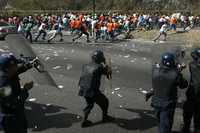 Policías dispersan en Caracas a estudiantes que se manifestaban contra la enmienda constitucional