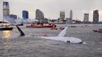 El Airbus 320 de la compañía US Airways, que transportaba más de 100 personas, en el río Hudson