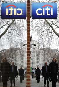 Una ventana del Citibank reflejan a transeúntes en la ciudad de Londres. Citigroup anunció un plan para sobrevivir a las pérdidas ocasionadas por el crack del crédito