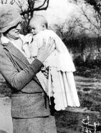 Celia de la Serna y su hijo Ernesto Guevara, en Rosario, Argentina, en imagen de 1928