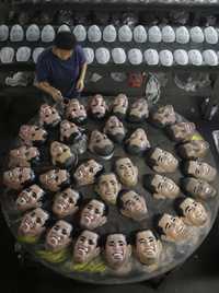 La nueva cara de la Casa Blanca tomará las calles en el Carnaval de Brasil este año, que comenzará a finales de febrero. En la imagen, un trabajador limpia máscaras de Barack Obama en la fábrica Condal, en Sao Gonçalo, Rio de Janeiro