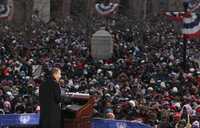 Barack Obama tomará posesión ante las expectativas de un mundo en crisis. En la imagen, el presidente electo de Estados Unidos encabeza un mitin en Baltimore, Maryland, en una parada de su viaje en tren a Washington para asumir el poder