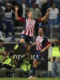 Carlos Ochoa festeja su primer tanto como rojiblanco en el estadio Jalisco