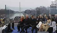 Protegido por un cristal blindado Barack Obama juega con su hija Sasha antes del inicio del concierto de ayer en el Lincoln Memorial, en Washington. En primera fila lo acompañan su esposa Michelle y su hija Malia, además del vicepresidente Joe Biden y su esposa Jill