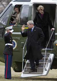 George W. Bush al llegar a la Casa Blanca, ayer en Washington, procedente de Campo David, donde pasó el último fin de semana como presidente de Estados Unidos; atrás, su esposa, Laura