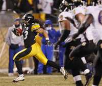 En jugada espectacular, Troy Polamalu corrió 40 yardas por Pittsburgh, luego de interceptar un envío de Flacco en el último cuarto