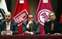 CÓNCLAVE. Alejandro Chanona, Manuel Carbonel y Alberto Anaya escuchan a Antonio Martínez, durante una conferencia de integrantes de la coalición Salvemos a México, en el Club de Periodistas