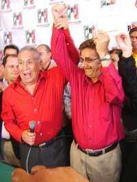 Miguel Romero Ruiz, presidente de la Comisión de Procesos Internos del Partido Revolucionario Institucional, levanta el brazo al candidato a la gubernadura de San Luis Potosí, Fernando Toranzo Fernández, quien ayer recibió la constancia de que ganó el proceso interno