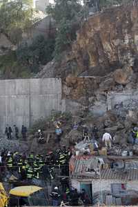 Una septuagenaria y su hijo de 40 años de edad murieron ayer al desgajarse parte de un cerro sobre su vivienda, ubicada en la colonia Palmitas, de la delegación Iztapalapa. Bomberos, socorristas y policias capitalinos tardaron más de dos horas en recuperar los cuerpos