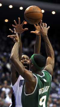 El defensor de Orlando Magic, Anthony Johnson (izq.) disputa el balón con Rajon Rondo de los Celtics de Boston durante el primer cuarto del juego de anoche