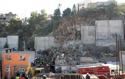 Se desgaja cerro en Iztapalapa; dos muertos