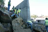 Trabajadores de la delegación Iztapalapa y de las empresas Central de Láminas y Perfiles e ICA retiraron ayer piedras de gran tamaño que aún estaban en riesgo de colapsar, tras el derrumbe ocurrido el jueves en la colonia Palmitas