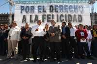 Andrés Manuel López Obrador y Alejandro Encinas Rodríguez, acompañados por Porfirio Muñoz Ledo, Alejandra Barrales y Alberto Anaya, entre otros asistentes a la asamblea del Zócalo