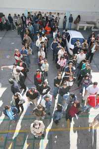 Cientos de personas acudieron ayer a presentar el examen de conocimientos para ocupar una de las plazas para asistentes instructores electorales. Aquí, en la escuela primaria Teodoro Montiel