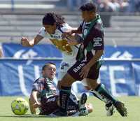 Martín Bravo, anotador del gol de Pumas, busca abrirse paso entre la férrea marca de los santistas