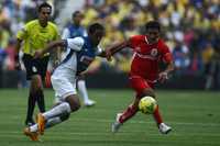 Jean Beausejour, del América, marca al armador choricero, Antonio Naelson, en el partido que ayer empataron 2-2 en el estadio Azteca