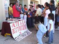 Mesa que un grupo de sindicalizados del INAH instaló en la puerta 1 de la zona arqueológica, donde explicaron a los visitantes la situación del daño a las pirámides