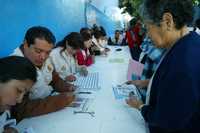 El Gobierno del Distrito Federal inició ayer la entrega de 650 mil vales de despensa a familias que consumen leche Liconsa, que podrán ser canjeados por productos alimenticios en centros comerciales